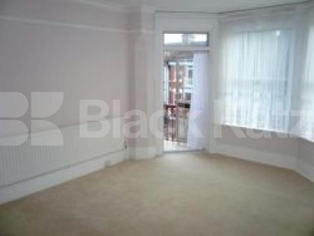 			AMAZING HOUSE!!!, 4 Bedroom, 1 bath, 1 reception Flat			 Melbourne Avenue, PALMERS GREEN N13